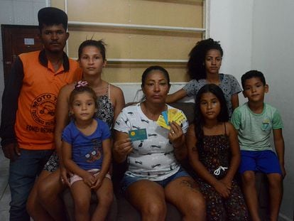 Ermanda Maria de Sena, a primeira beneficiária do Bolsa Família, com os filhos e netos que esperam na fila
