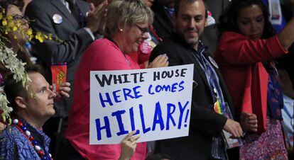 Um cartaz de apoio a Clinton durante o processo de votação dos delegados na Filadélfia.