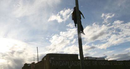 Um boneco de pano pendurado em um poste em El Alto.
