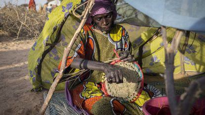Aissa Al Hadji Ram, 10 filhos, vive em um acampamento para refugiados.