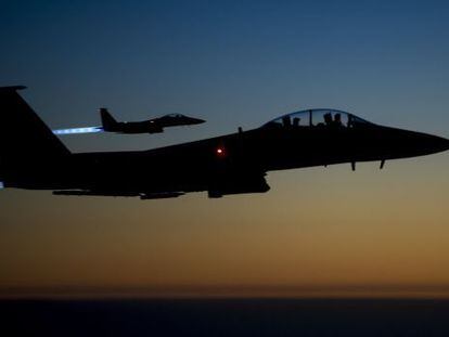 Dois caças dos EUA sobrevoam o Iraque após atacar na Síria.