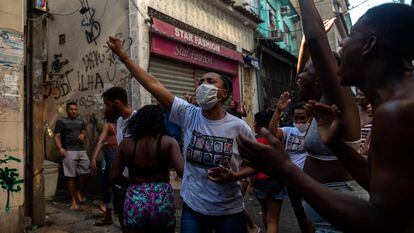 Moradores protestam após operação da polícia que deixou mais de duas dezenas de mortos no Rio.