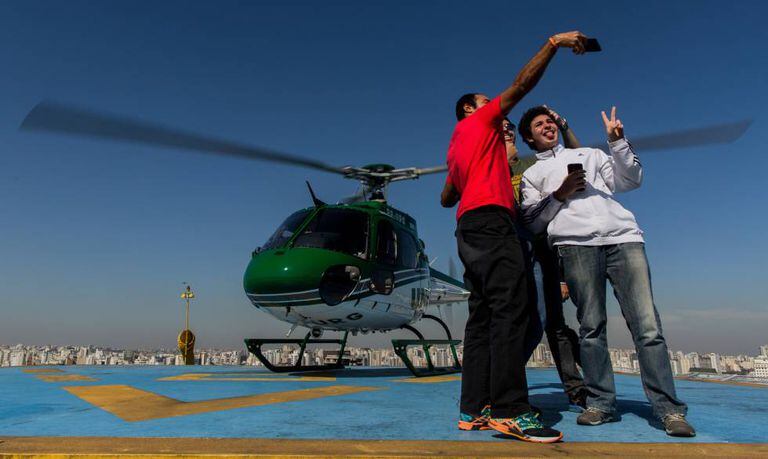Grupo de jovens tiram 'selfie 'ao desembarcar de viagem pelo UberCOPTER.
