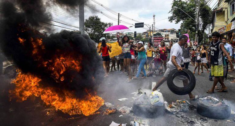Manifestantes protestaram contra a paralisação da PM em Vitória em fevereiro.