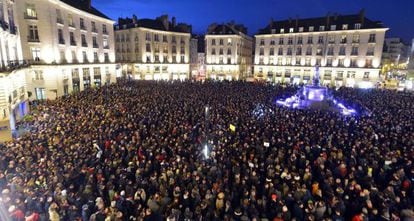 Milhares se manifestam contra os ataques ao 'Charlie Hebdo' em Nantes.