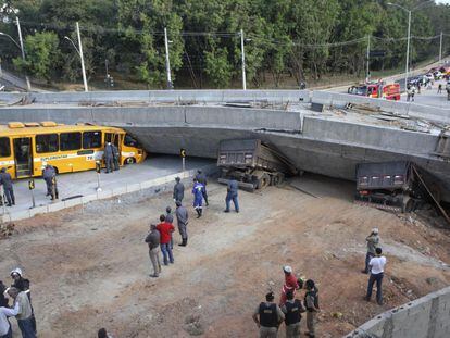 Os serviços de emergência tentam retirar os veículos sob o viaduto que desabou em Belo Horizonte.
