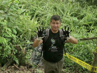 Frame do filme 'Toxitour' mostra Donald Moncayo, o guia local.