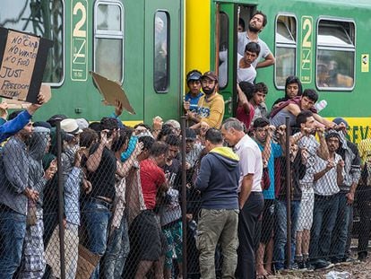 Hungria oferece ônibus aos refugiados que querem chegar à Áustria