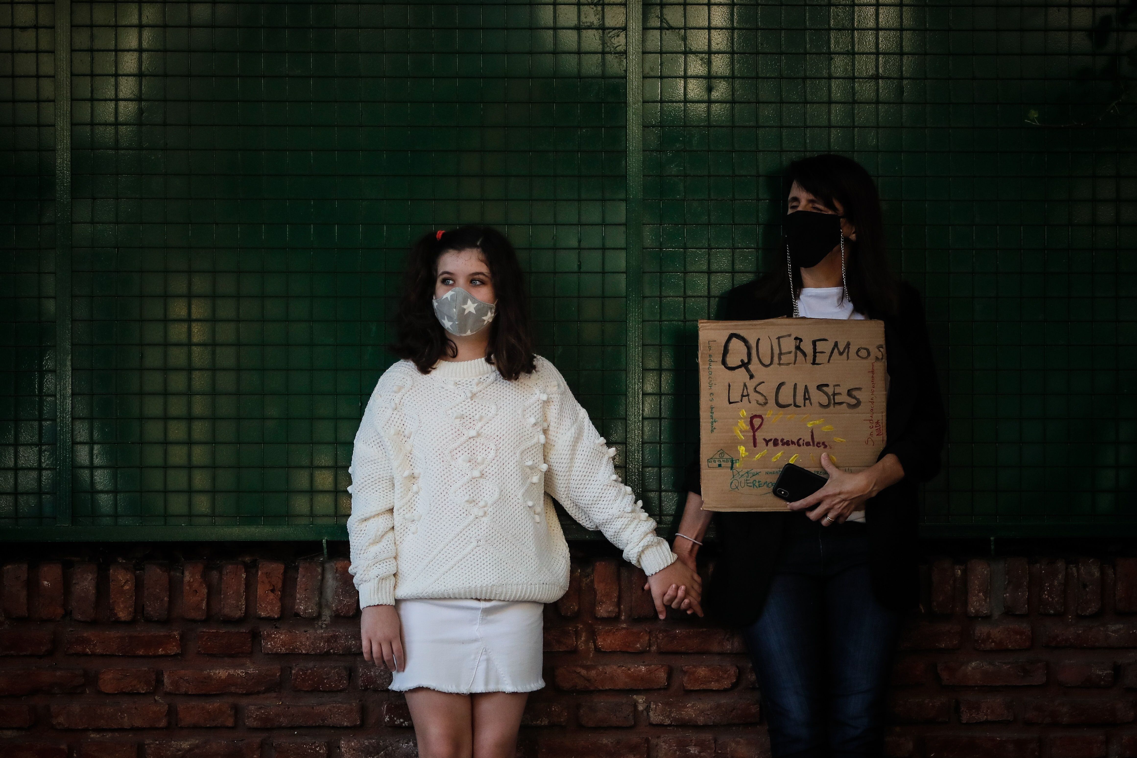 Mãe e filha pedem a reabertura das salas de aula devido às medidas de confinamento em Buenos Aires. 