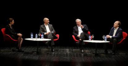 A partir da esquerda, Pilar Reyes, Arturo Pérez-Reverte, Mario Vargas Llosa e Javier Marías, no palco dos Teatros do Canal.