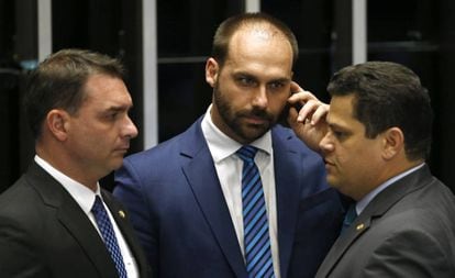 Flávio e Eduardo Bolsonaro em conversa com Davi Alcolumbre, o presidente do Senado.