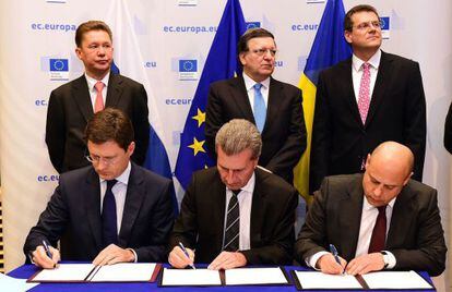 Representantes da Rússia, UE e Ucrânia assinam o pacto.