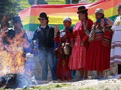 Autoridades indígenas realizam ritual para invocar o “espírito” do mar, em apoio à demanda da Bolívia contra o Chile em Haia.