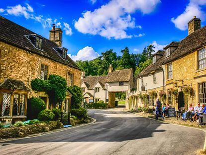 É popularmente considerada a aldeia mais bonita da Inglaterra. Mas há muitas outras. O cuidado com a paisagem e a arquitetura popular e o bom gosto inglês estão presentes nesta seleção de 25 localidades que representam em grande medida a essência 'British' e a variedade de seus condados. No caso de Castle Combe, a imagem perpetuada por este pequeno povoado é a da ponte concebida para o passagem de cavalos de carga. Uma foto que o visitante colhe em sua câmera quando passeia por suas ruas. Seu nome recorda um castelo já desaparecido, embora se conserve o mercado coberto junto à igreja de Santo André. Um cenário de filme, que serviu como locação em 'Cavalo de guerra', de Steven Spielberg.