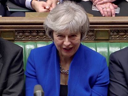 Theresa May nesta quarta-feira no Parlamento Britânico. Em vídeo, a primeira-ministra supera a moção de censura.