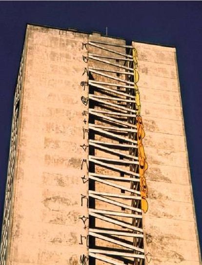 O prédio de 30 andares pixado em 2003.