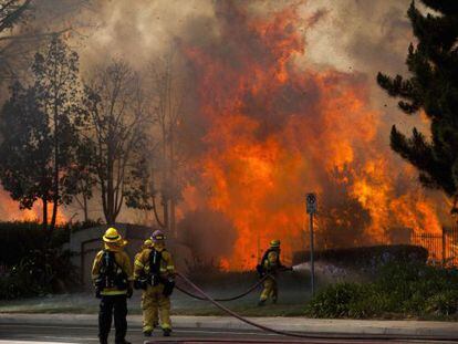 Bombeiros tentam apagar inc&ecirc;ndio em Carlsbad, San Diego. 