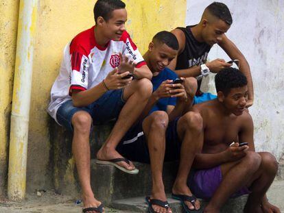 Jovens da favela Vigário Geral, no Rio de Janeiro