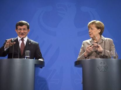 Merkel ao lado do primeiro-ministro da Turquía, Davutoglu.