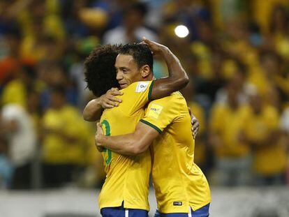 Ricardo e Willian do Brasil celebram a vitória.