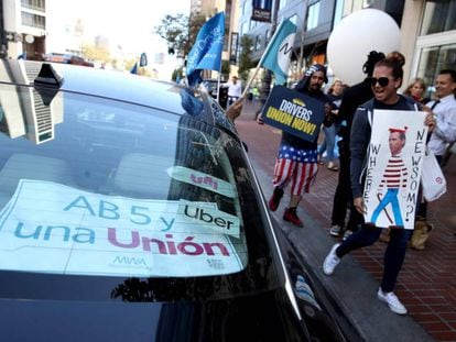 Protesto diante da sede da Uber em San Francisco favorável à lei AB5.