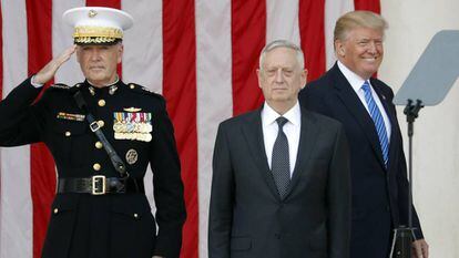 Trump sorri enquanto o chefe do Estado Maior e o secretário de Defesa, Jim Mattis, se alinham na homenagem aos mortos em Arlington