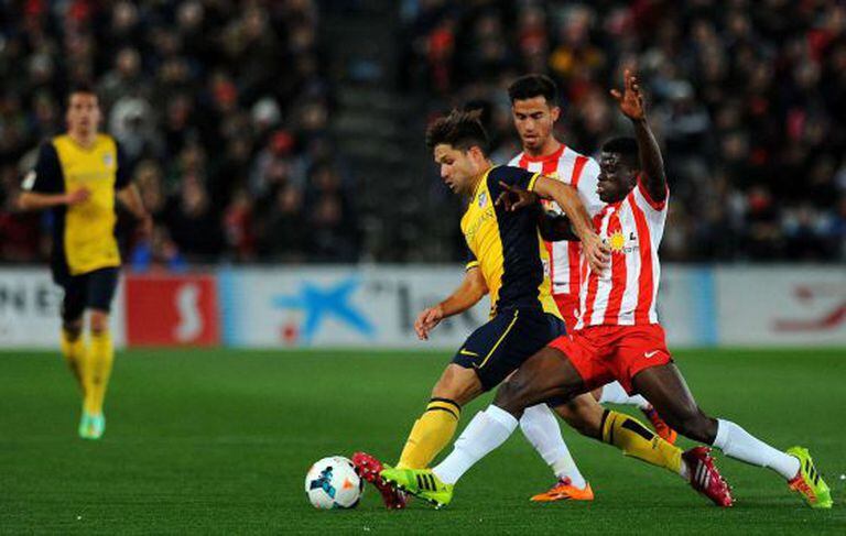 Azeez tenta roubar a bola de Diego.