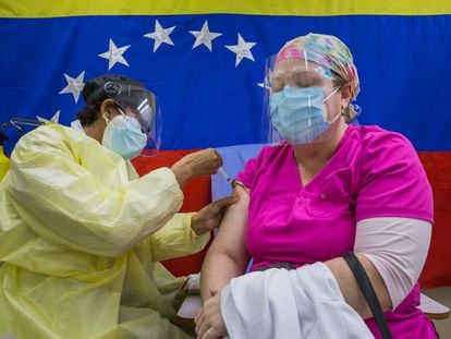 Agentes de saúde aplicam vacinas em um hospital público de Caracas (Venezuela), em março.