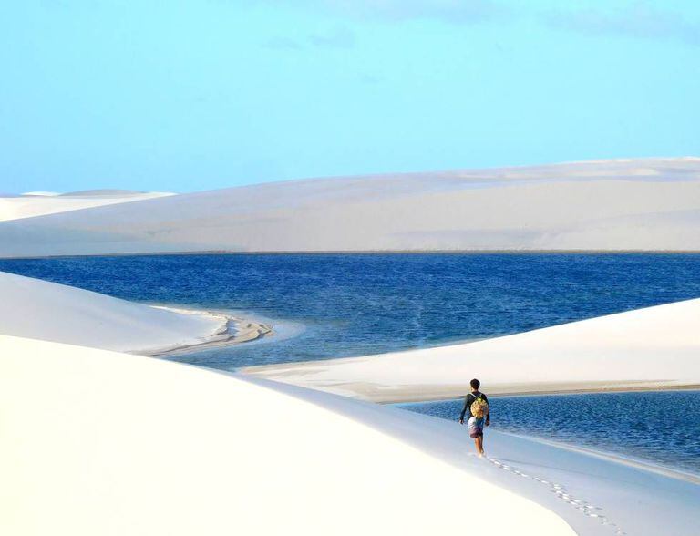 Turista passeia pelos Lençóis Maranhenses.