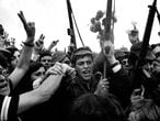 Soldados e civis comemoram a vitória da insurreição militar que acabaria com a ditadura de Marcelo Caetano.
