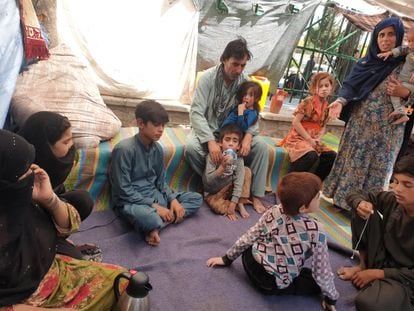 Gul Khan (à esq., com a mão no rosto) com membros de sua família no parque Shahr-e Now, em Cabul, onde vivem acampados há dois meses.