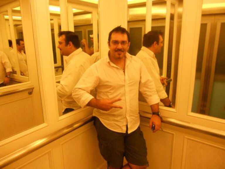 O português Rui Pires Salvador faz o símbolo da LibertaGia em 2013.
