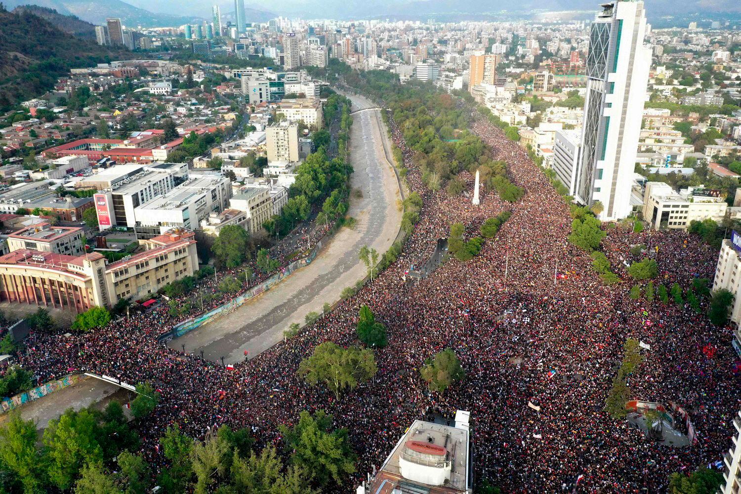 Vista de uma das manifestações realizadas em Santiago, em outubro, para protestar contra a desigualdade. 