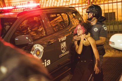 PM segura manifestante na Praça da República, centro da cidade de São Paulo|Foto: