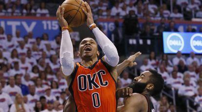 Westbrook ganha um lance contra Harden em um Thunder-Rockets.