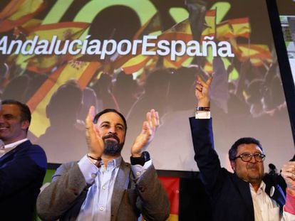 Santiago Abascal, líder do Vox, e o candidato Francisco Serrano comemoram os resultados.