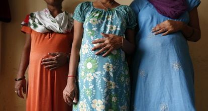 Mulheres que cederam seu corpo para gestar o filho de outro casal, em um centro da Índia.