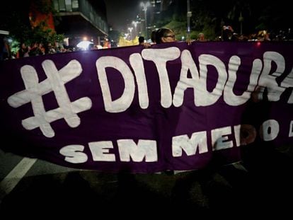 Protesto de grupos de esquerda contra o presidente eleito do Brasil, Jair Bolsonaro, em 30 de outubro.