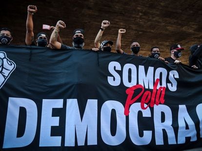 Torcedores se uniram na Paulista em ato pela democracia.