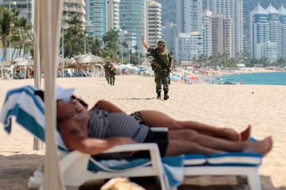 Militares patrulham uma praia de Acapulco.