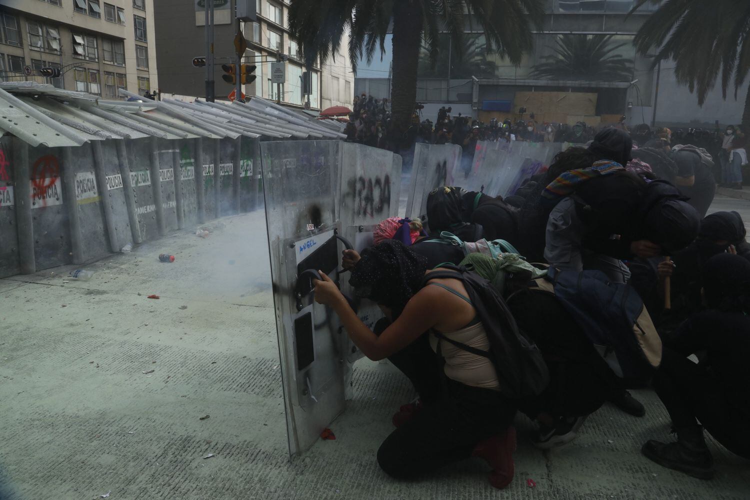 O confronto entre feministas e policiais na Avenida Juárez.