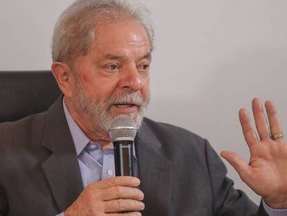 Ex-presidente Lula fala à imprensa em dezembro passado.