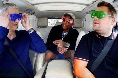 Tim Cook, com James Corden e Pharrell em ‘Carpool Karaoke’.