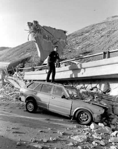 Um carro esmagado por uma estrada derrubada no terremoto de Northridge, Los Angeles, em 17 de janeiro de 1994.