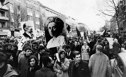 Cartazes de Rosa Luxemburgo e Lênin em uma manifestação em Berlim contra a guerra do Vietnã, em 18 de fevereiro de 1968.