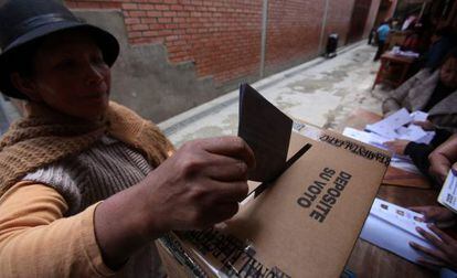 Uma mulher vota no passado domingo na região de La Paz.