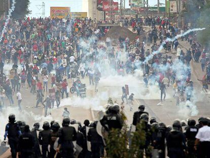 Manifestantes enfrentam a pol&iacute;cia durante protesto enquanto Juan Orlando Hernandez assumia segundo mandato no s&aacute;bado.