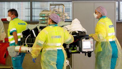 Pessoal de saúde transporta um paciente com covid-19 para um hospital holandês.