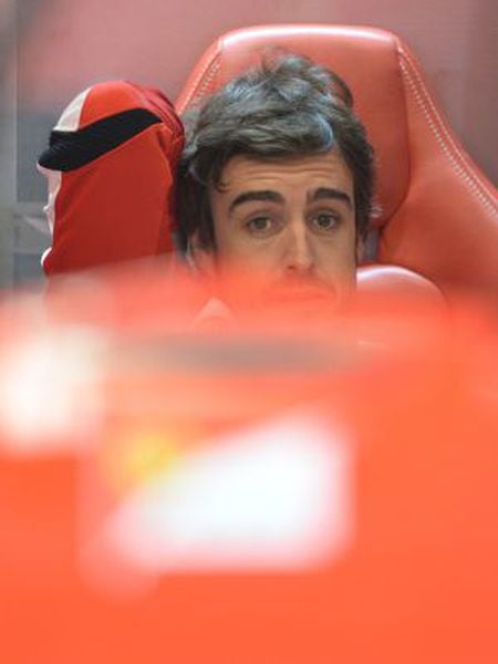 Fernando Alonso, en el 'box' de Ferrari en Austin