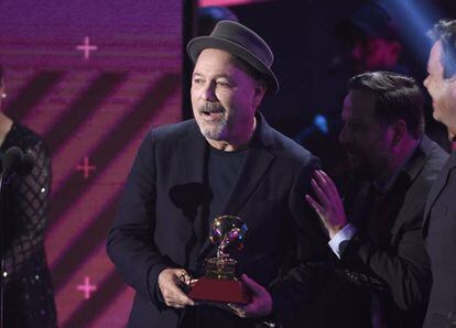 Rubén Blades recebe o prêmio de disco do ano.